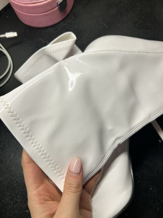 Бели обувки на ток