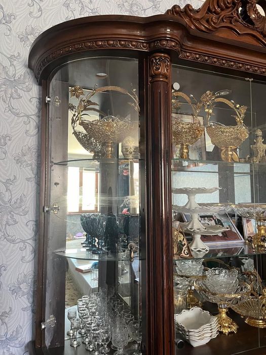 Продается классический сервант-витрина