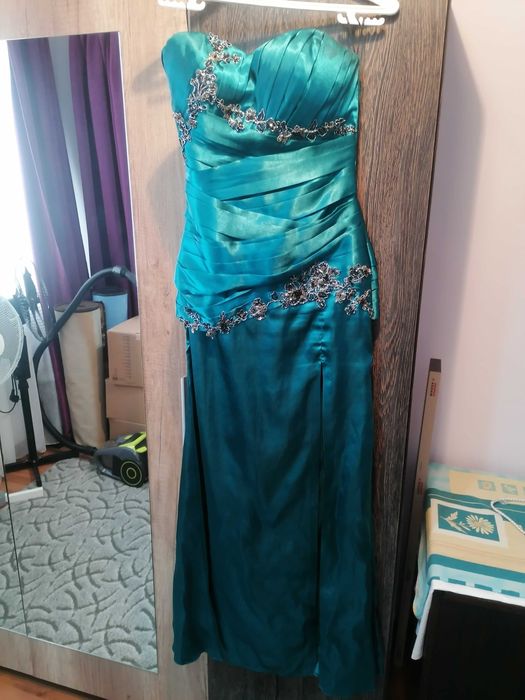 Официална рокля с цепка отстрани, бюстие тип корсет.