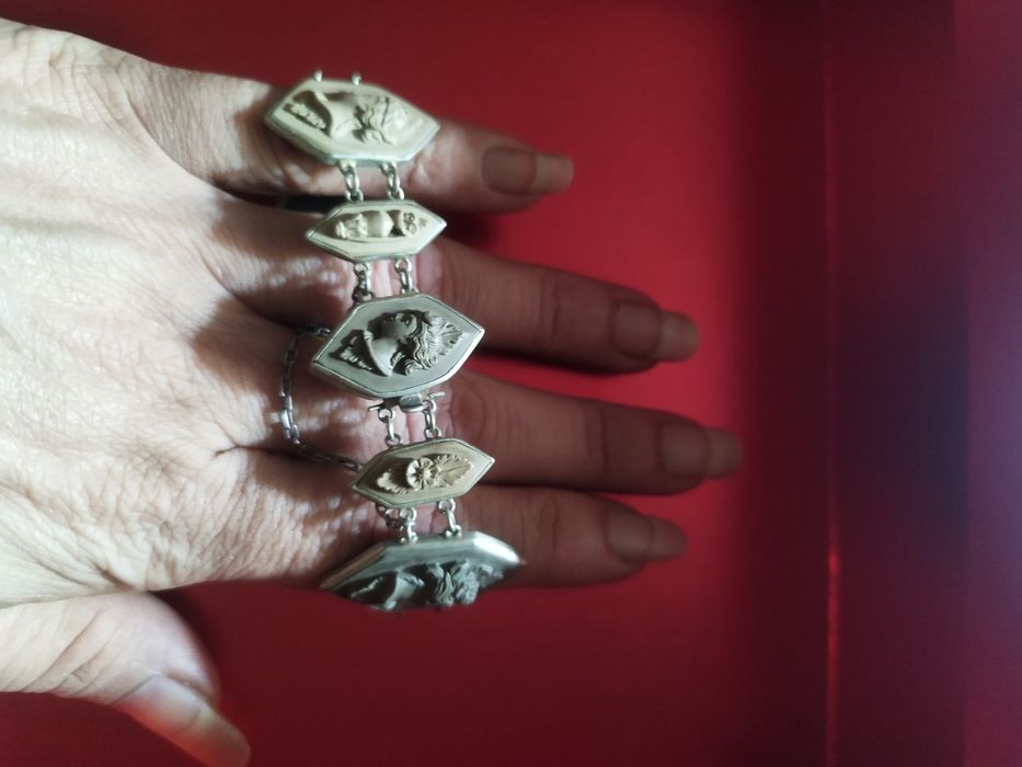 Accesorii (cercei,broșe, lănțișoare brățări )toate sunt vechi lănțișoare 3 de perla și o pereche cercei tot perla