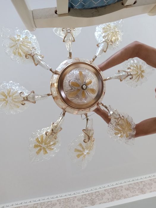 Продам люстру 8 рожковую