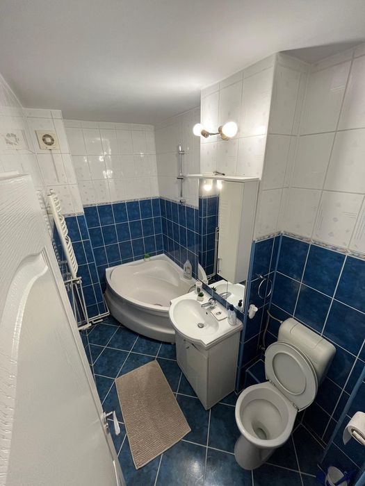 Închiriez apartament trei camere