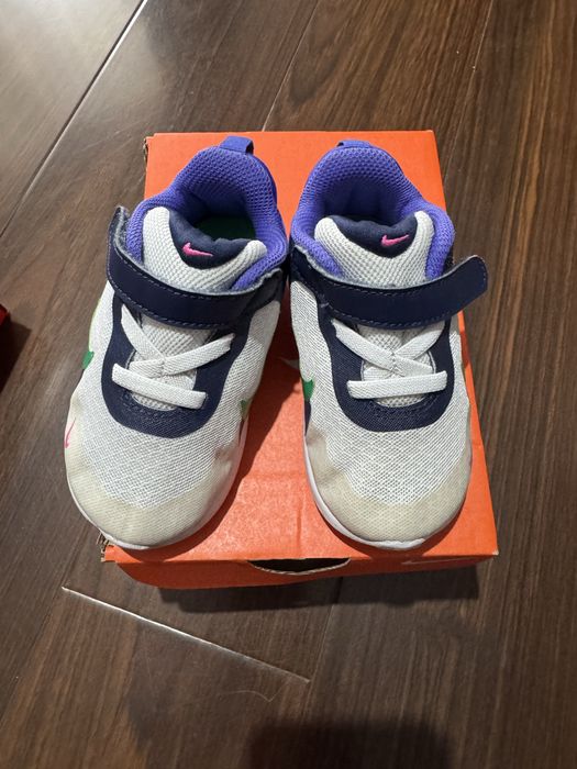 Adidasi nike 23,5