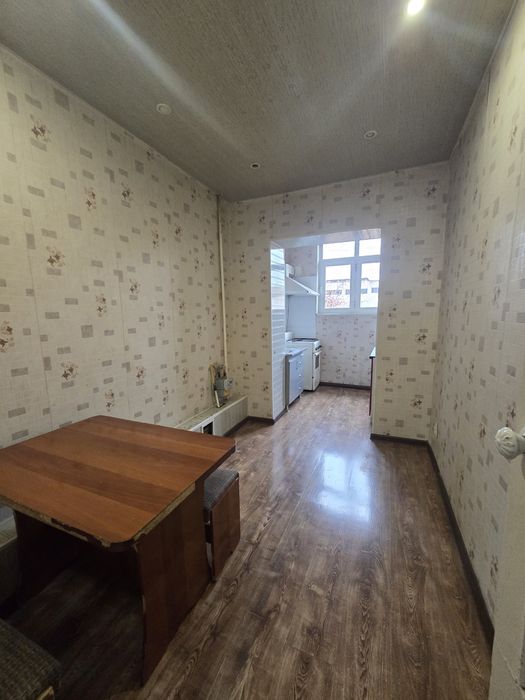 Zudlik bilan frunze massifda 3xonali kvartira sotiladi