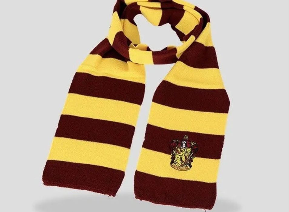 Скидка!Продаю костюм Гарри Поттера,мантия, галстук, шапка,шарф,шляпа