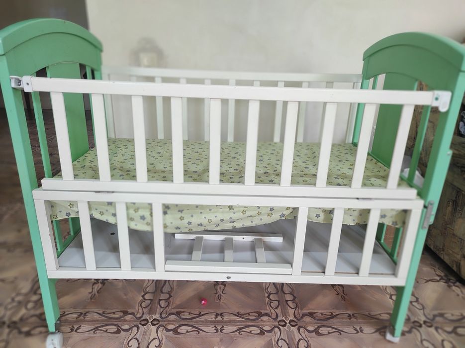 Продам детскую кровать манежка