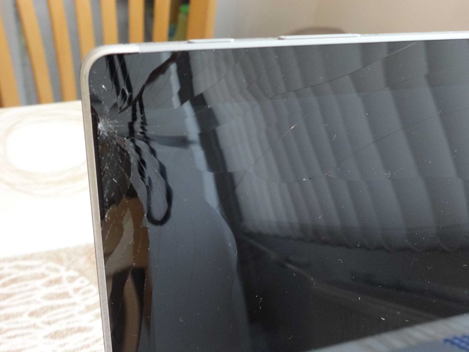 Microsoft Surface Book  i7-6600U/RAM 16GB/SSD  512GB с Пукнат екран