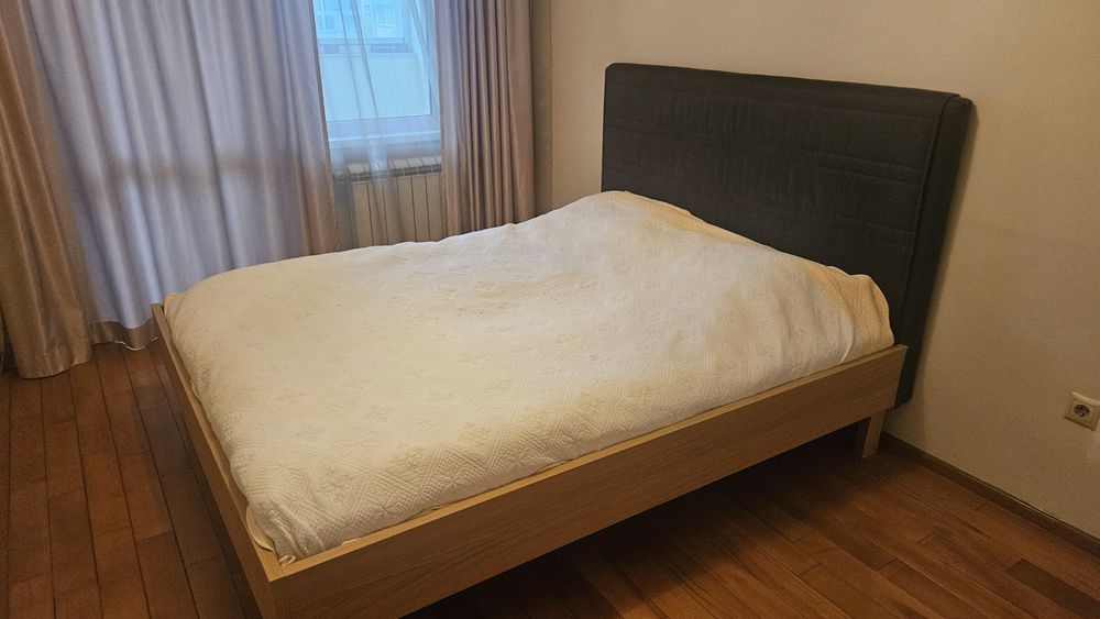 Легло 160/200 см – сива табла, рамка фурнир, отлично състояние