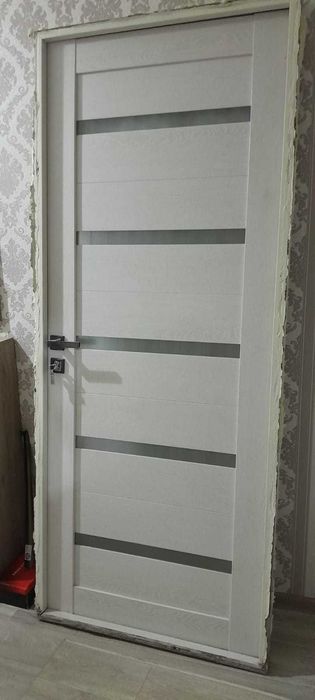 Продам межкомнатную дверь 15000 тенге