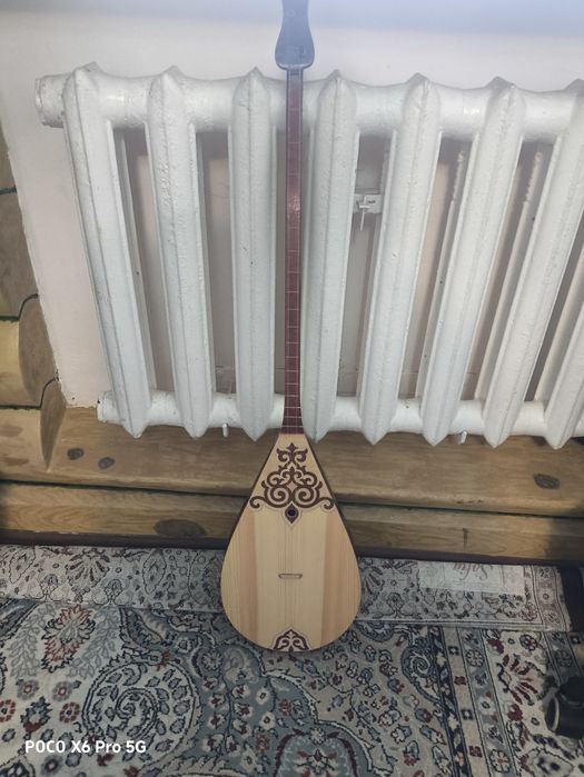 Домбыра новый без чехла.