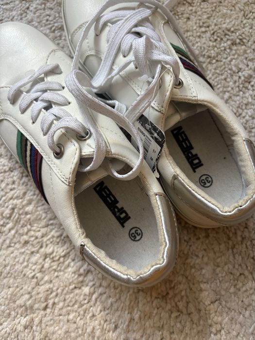 Чисто нови бели маратонки