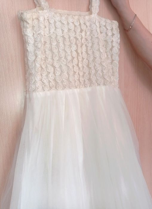 Белое платье с аксессуарами