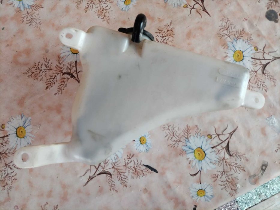 Продава се казанче за антефриз за Toyota land Kruzer от 2003 до 2008г.