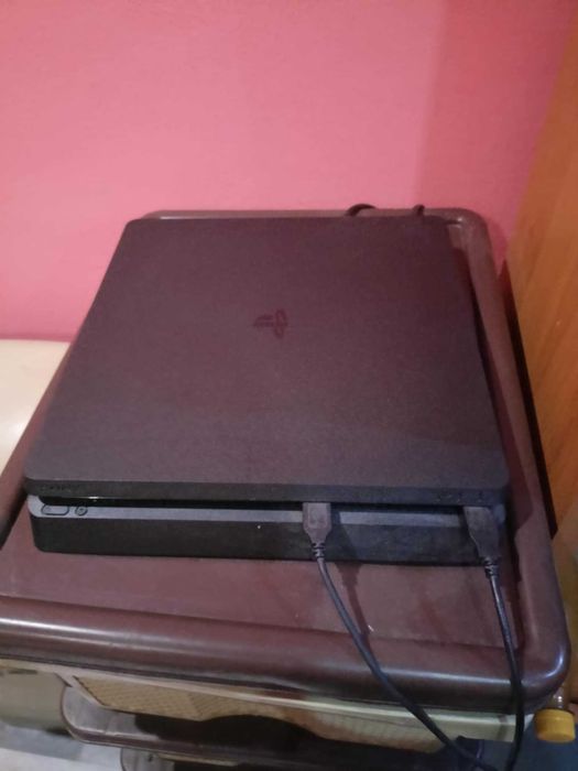 Продавам ps4 slim 500gb на една година