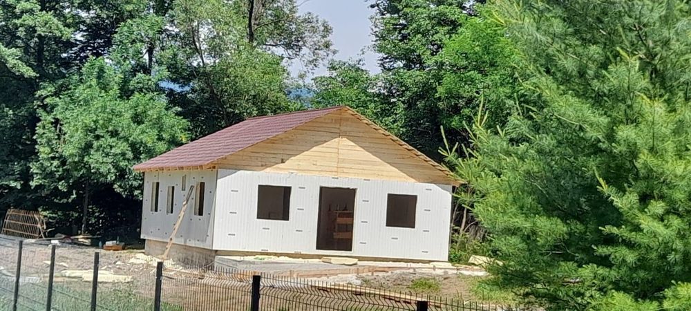 Vând casa pe structura metalica învelit cu panouri Sandwich 65mp