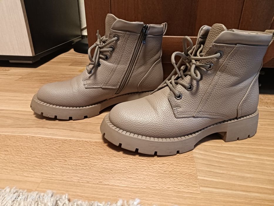 Продам ботинки .