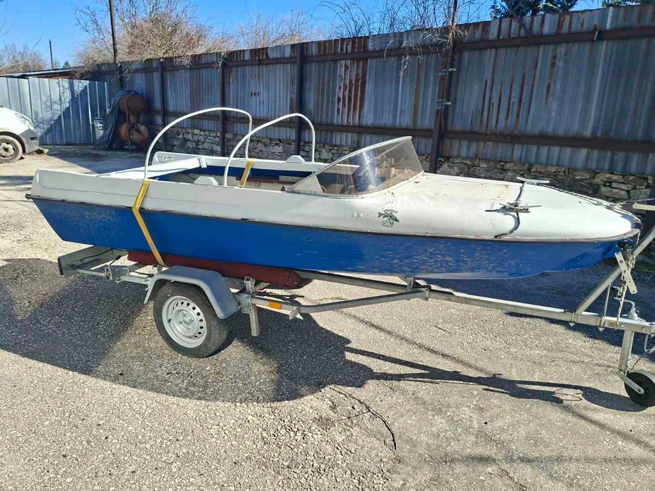 Лодка тримаран с колесар с регистрация