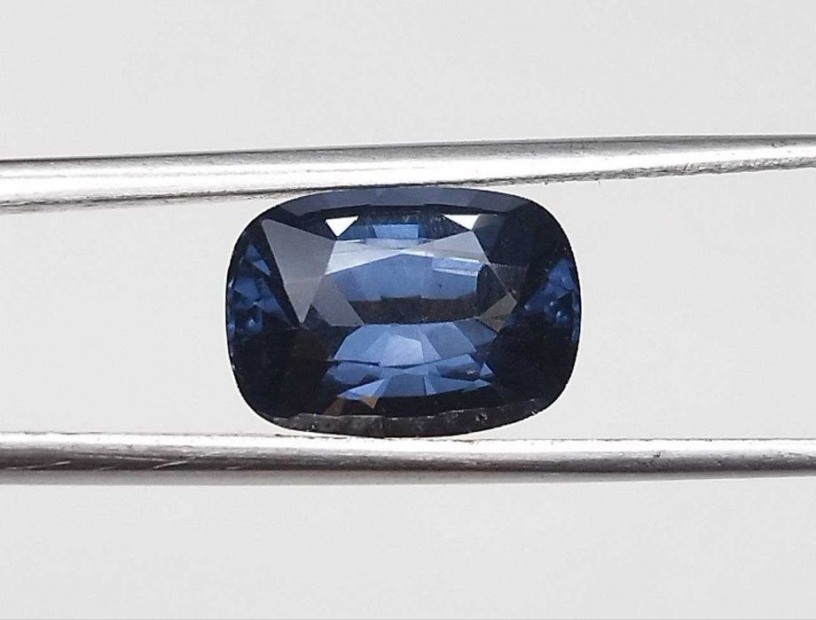 Рядък цвят шпинел 2.20кт! GIA сертификат! НОВ!