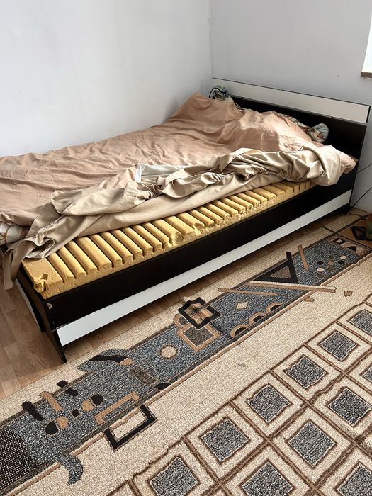 Vand mobila de dormitor in stare foarte buna