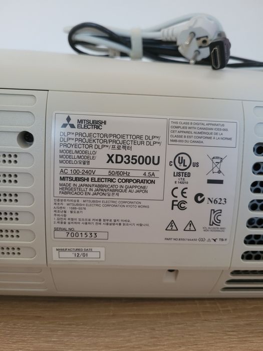 Video proiector profesional Mitsubishi XD3500U