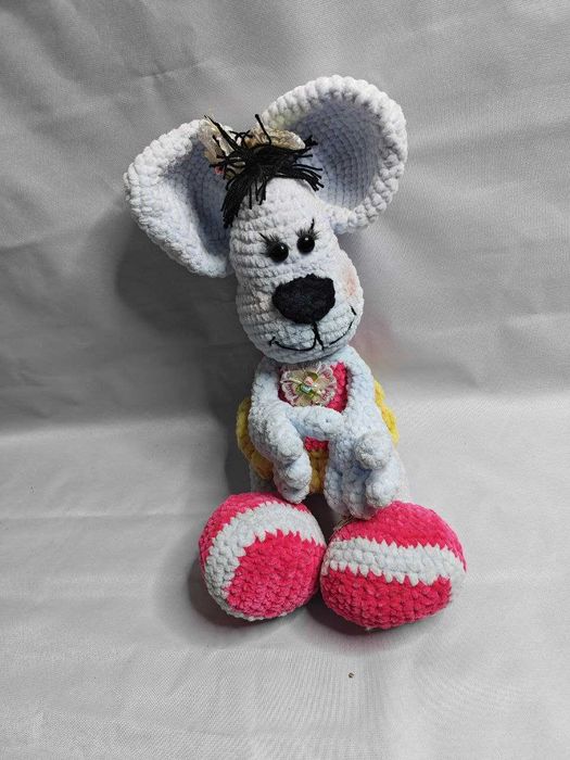 На изображении представлены мягкие вязаные игрушки ручной работы.