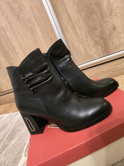 Vand ghete elegante marimea 39 noi,  astept si oferte