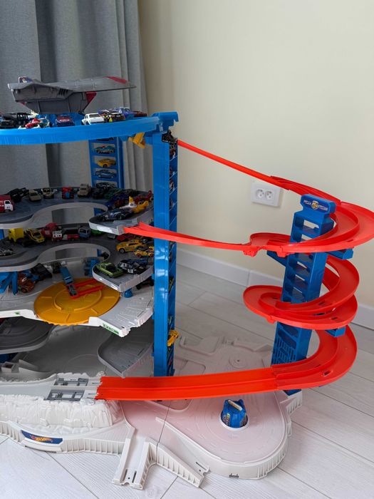 Большой гараж Hot Wheels с автоматическим лифтом + 15 машинок