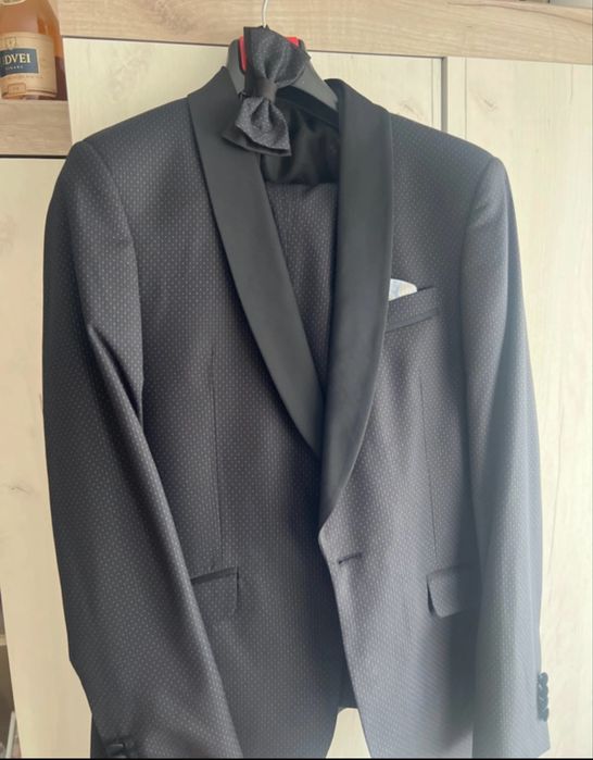 Vand doua costume+ (papion vesta le cel negru) premium unul purtat odata si unul nou 700 lei ambele pentru M/L in jur la 1,7-1,9 m inaltime 75-85 kg