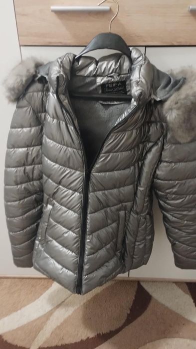 Сребристо яке с пухина качулка