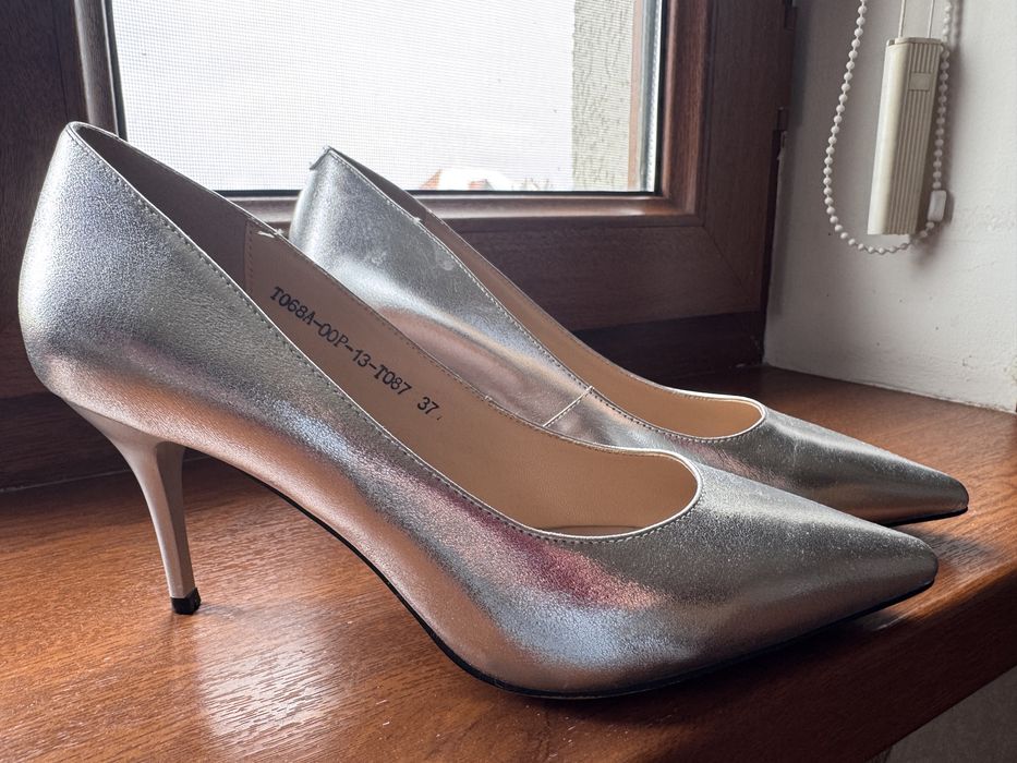 Туфли, серебристые. Очень удоьные, на среднем каблучке.