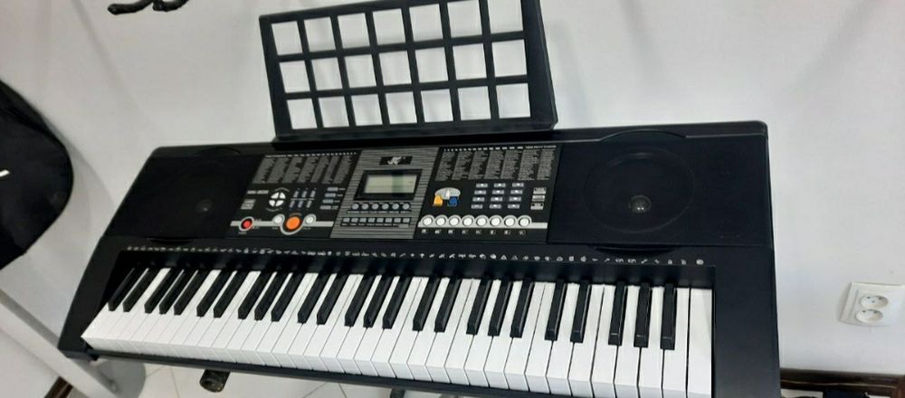 Продаётся синтезатор МК 809