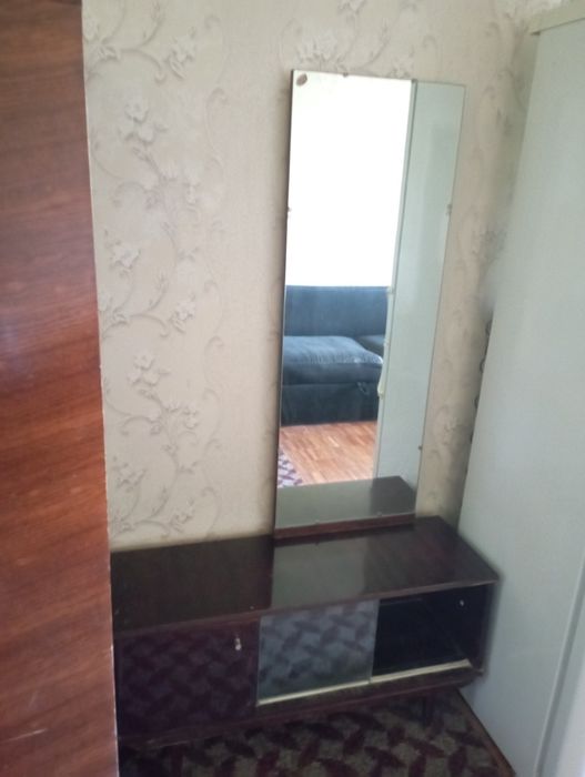 Зеркало с тумбой отдам почти даром, советский союз. Полированный