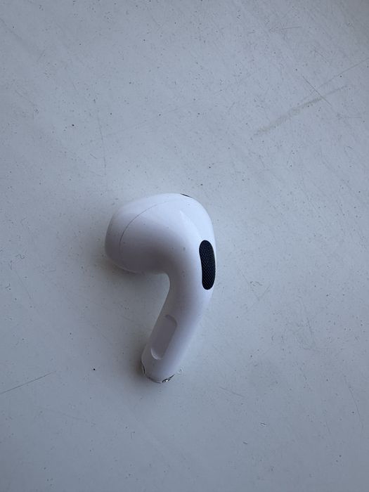 Продается левый наушник airpods 4
