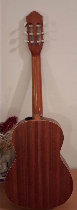 Chitara Ortega pe stanga  R 1 2 1 3/4