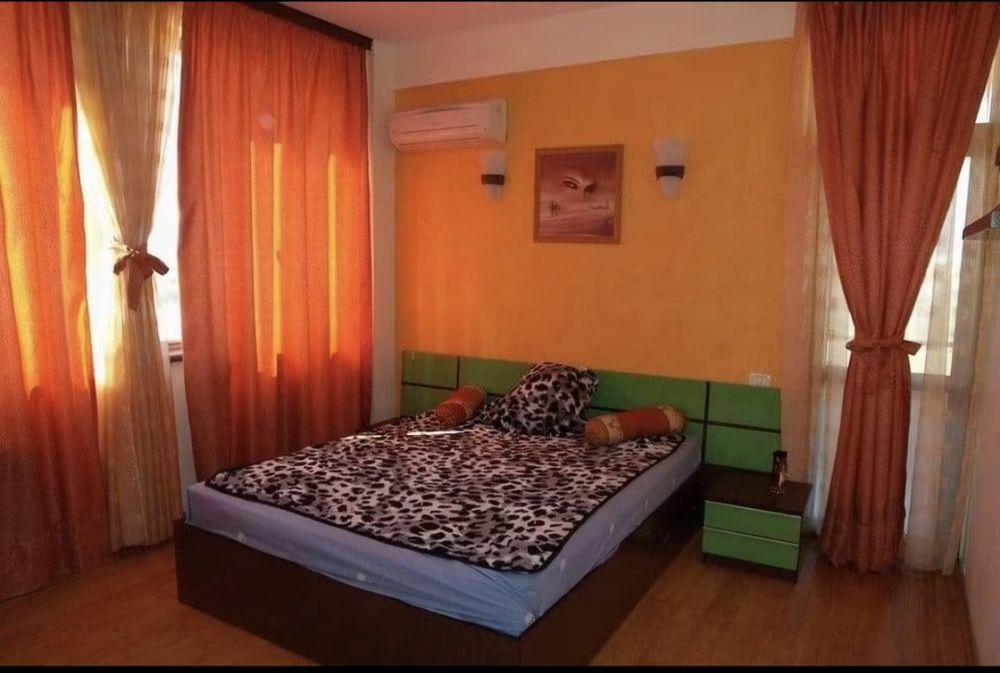 Inchiriez apartament 3 camere (2 dormitoare + 2 băi) Mamaia Sat, parcare, disponibil din septembrie