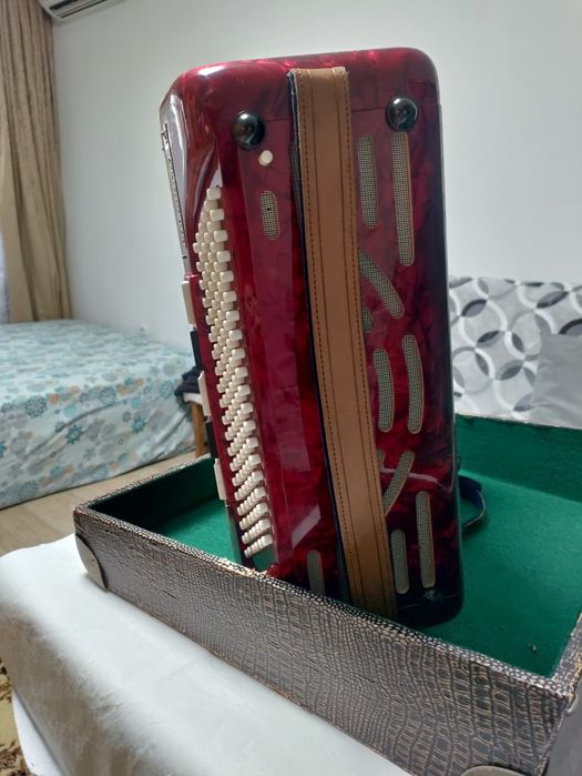 Продавам Немски акордеон Баркароле Проминенз 2 4гласа с куфар