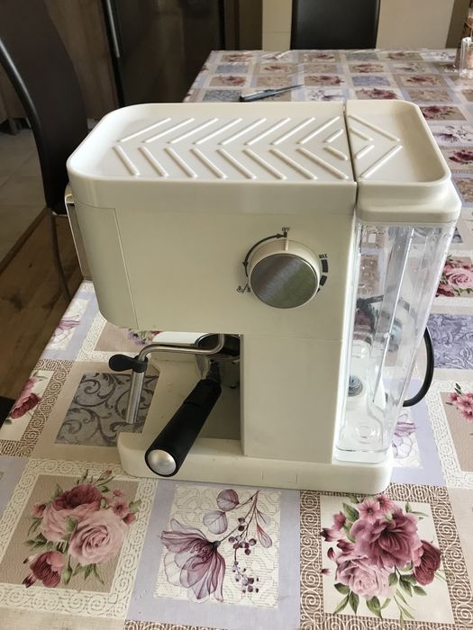 Продавам кафемашина FINLUX цвят бяла помпа 20 бара сензорен дисплей с