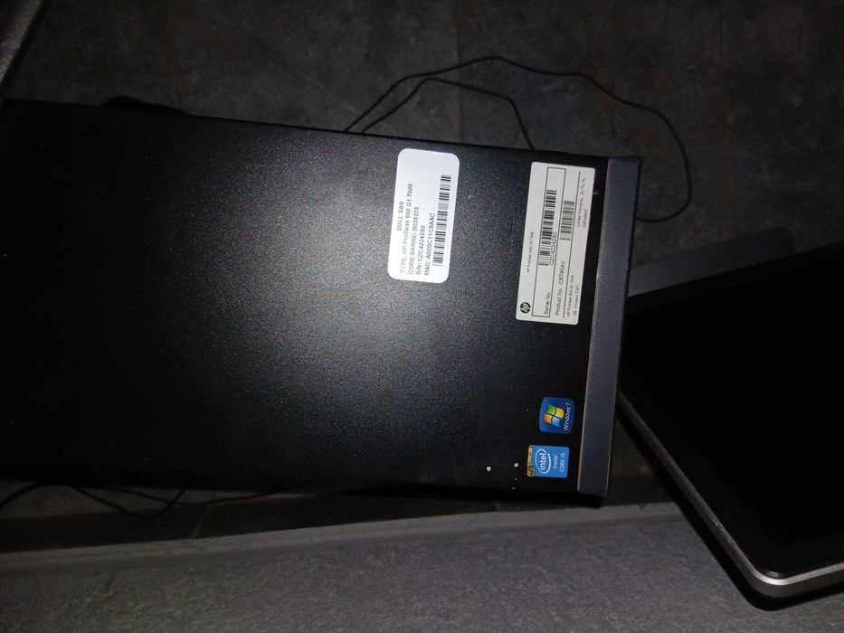 Vănd monitor,calculator si tastatură