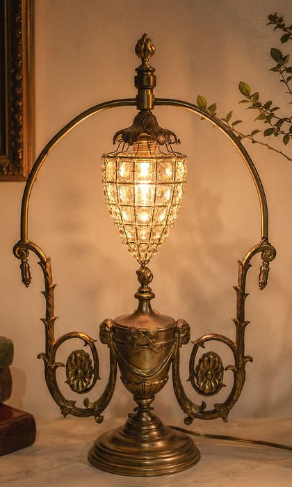 Superb obiect de decor lampa de masa in stilul francez Empire din bron