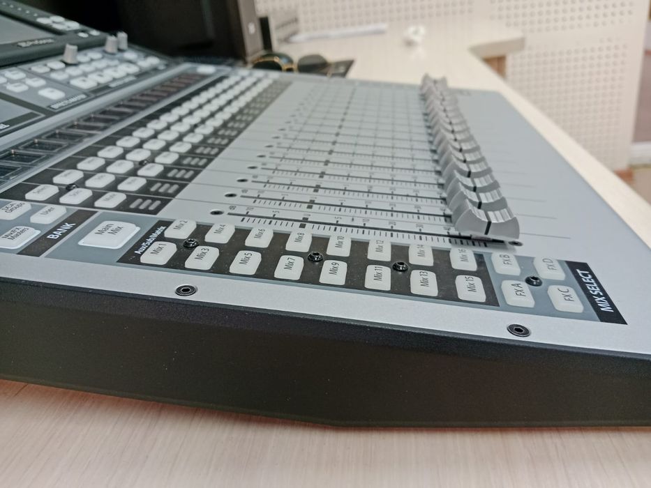 Звуковой микшерный консоль