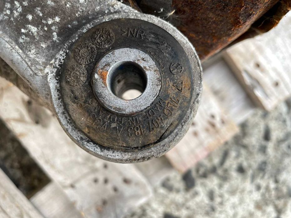 Заден Десен Шенкел Главина Porsche Cayenne 3.0D 92A/2012г