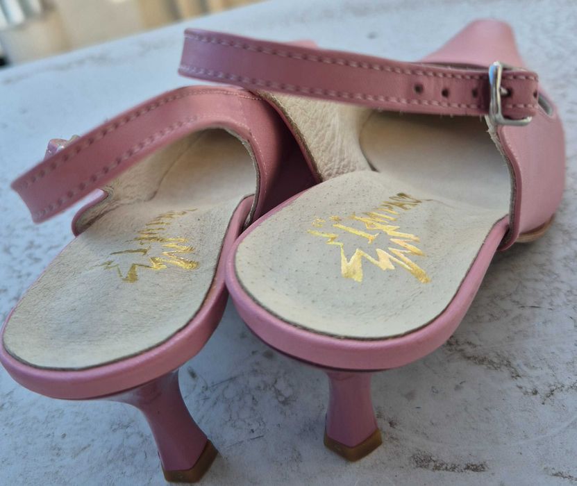 Vand pantofi dama, 36, piele, productie romaneasca, varf ascutit, roz