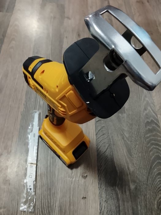 Fierestrău sabie DeWalt cu o baterie de 6 a