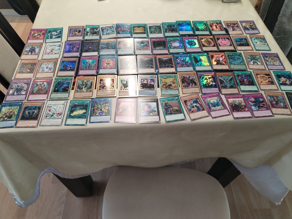 Se vinde cărți de joc Yu Gi Oh