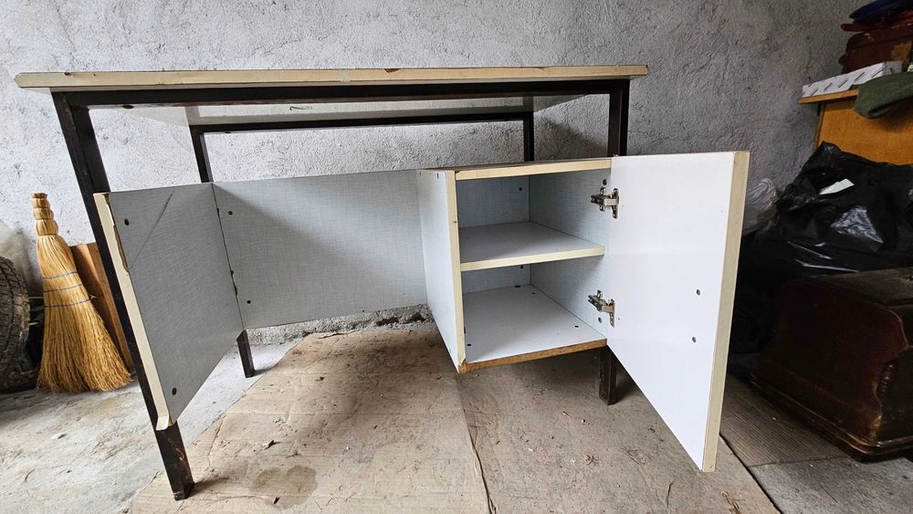 Бюро с метална конструкция