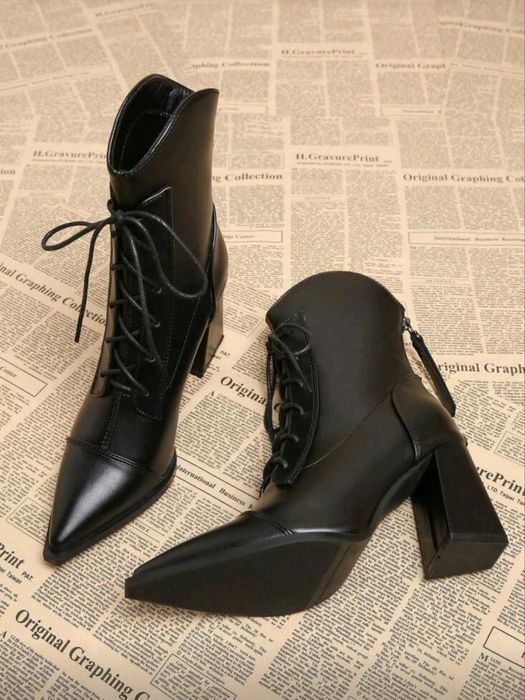 Кожени боти с остър връх