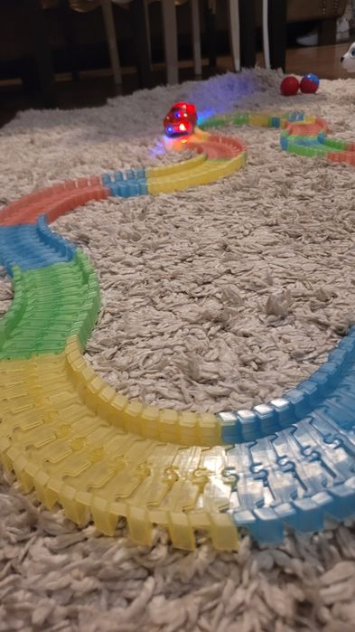 Pista flexibila cu masinuta luminoasa