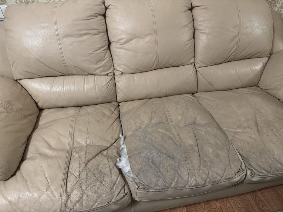 Диван кожаный требует реставрации