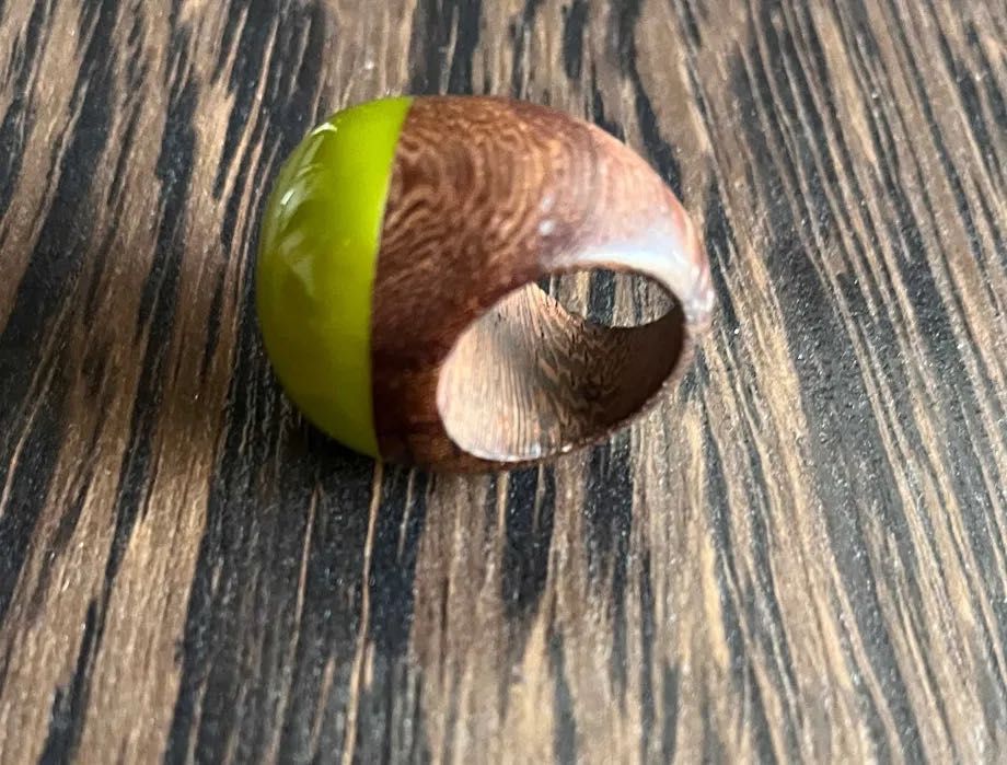 Inel masiv din lemn natural si acryl