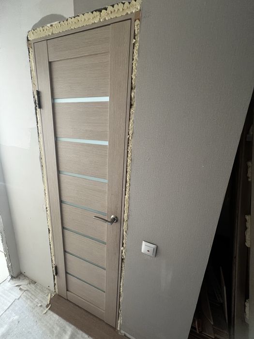Продаются 2 двери и ламинат 1-ой комнаты